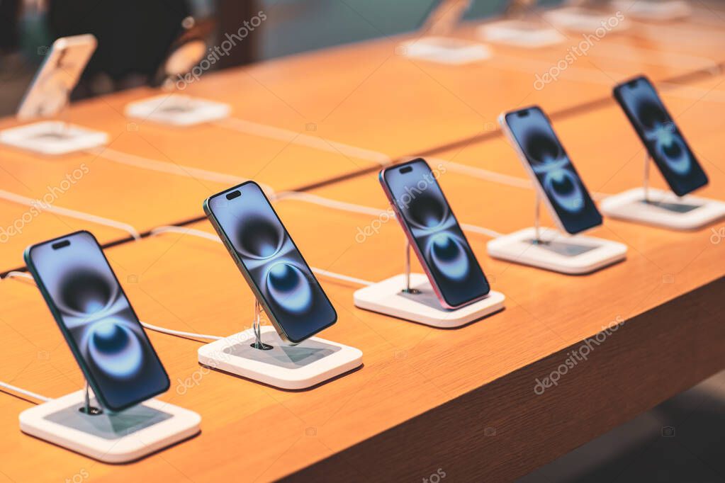 IPhone 16 Series. Comparing and testing the new iPhone 16 as well as iPhone 16 Pro max, Pro, Plus and iPhone 16 in a Store.