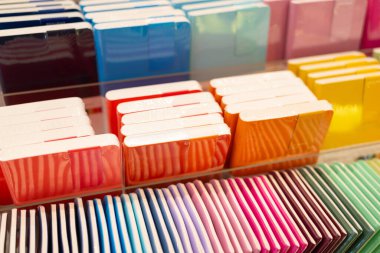 Renkli kırtasiye malzemesi çeşitli defterler. Depolama rafında renkli defterler.