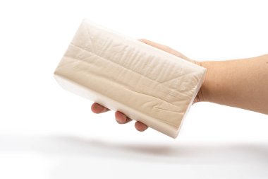 Beyaz arkaplanda izole edilmiş kahverengi kağıt mendil paketi.