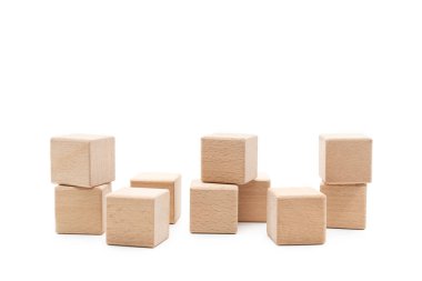 Boş tahta küpler ya da beyaz arka planda izole edilmiş tahta bloklar. Ön Perspektif Görünümü. İş, Yaratıcı veya Fikir Şablonu.