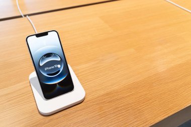 Apple yeni akıllı telefon iPhone 16 'yı piyasaya sürüyor. iPhone 16e Bir Apple Mağazası Orta Dünya 'da