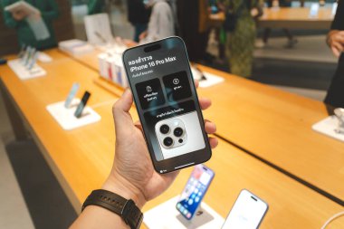 iPhone 16 Pro bir mağazada sergileniyor. El ele tutuşma iPhone 16 Pro.