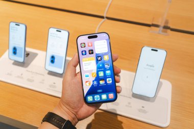 iPhone 16 Pro bir mağazada sergileniyor. El ele tutuşma iPhone 16 Pro.