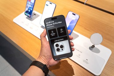 iPhone 16 Pro bir mağazada sergileniyor. El ele tutuşma iPhone 16 Pro.