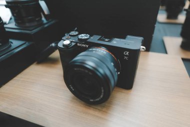Modern bir aynasız Sony dijital kamerası, A7c mark 2, zoom lens tanıtımı mağazaya eklenmiştir.