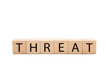 Tahta bloklar, beyaz arkaplanda kopyalama alanı ve kırpma yolu ile izole edilmiş tehdit metni. Siber Tehdit, Çevrimiçi Veri Tehdidi. Uyarı İşareti ve Belirsiz Gelecek.