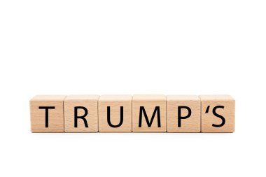 Tahta bloklar, TRUMP 'un metnini kopyalama alanı ve kırpma yolu olan beyaz arkaplanda izole ettiler. Cumhurbaşkanlığı Seçimi ve Cumhuriyetçi Siyaset Kavramı.