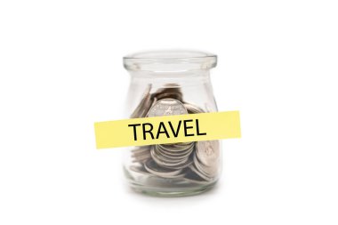 Cam para kavanozundaki bozuk paralar beyaz arka planda izole edilmiş etikette TRAVEL kelimesi var. Seyahat Tasarruf Kavanozu, Cam Şişedeki Paralar Tatil Bütçesi Planlama Etiketi.