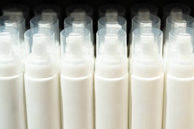 Pompalı Boş Beyaz Kozmetik Şişeleri. Perakende Servisinde Cilt Ürünleri Paketi.