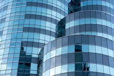 Kentsel Skyline 'da Eğri Yansımalı Modern Cam Mimari. Modern kıvrımlı yüksek binalar. Gökdelenin cam cephesi. Dışarıdaki ofis binası..