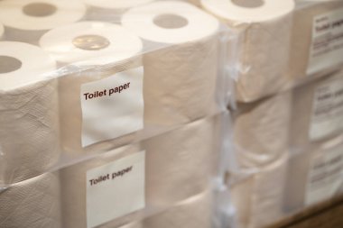 Bambu tuvalet kağıdı rulosu. Çevre dostu, daha yeşil bir gelecek için yumuşak ve sürdürülebilir alternatifler. Bir yığın kahverengi kağıt mendil..