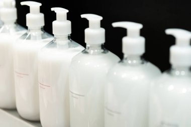 Plastik atıkları azaltmak için doldur. Yeniden doldurmak için sabun ya da şampuan. Sıvı sabun, şampuan ve diğer ürünleri doldurmak için plastik şişeler. Sıfır Atık Yaşam Tarzında Sabun ve Şampuan İçin Yeniden Kullanılabilir Şişeler.