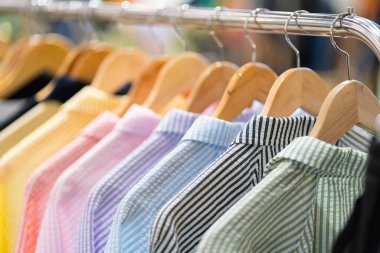 Moda Mağazası tarzında renkli gömlekler. Moda Mağazasında Canlı Moda Gösterimi.