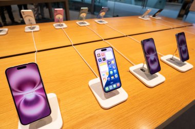 iPhone 16 Serisi. iPhone 16 'nın yanı sıra iPhone 16 Pro, Pro, Plus ve iPhone 16' yı bir mağazada karşılaştırma ve test etme.