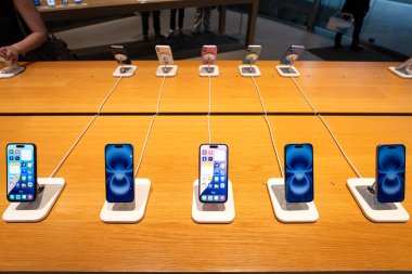 iPhone 16 Serisi. iPhone 16 'nın yanı sıra iPhone 16 Pro, Pro, Plus ve iPhone 16' yı bir mağazada karşılaştırma ve test etme.