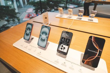 iPhone 16 Serisi. iPhone 16 'nın yanı sıra iPhone 16 Pro, Pro, Plus ve iPhone 16' yı bir mağazada karşılaştırma ve test etme.