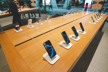 iPhone 16 Serisi. iPhone 16 'nın yanı sıra iPhone 16 Pro, Pro, Plus ve iPhone 16' yı bir mağazada karşılaştırma ve test etme.