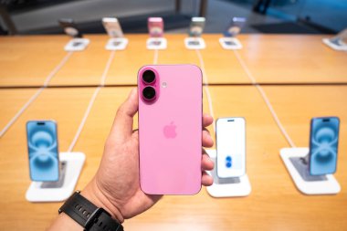 Apple Store 'da Elle Tutma iPhone 16