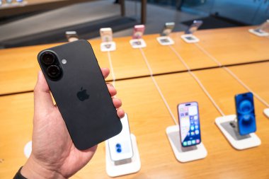 Apple Store 'da Elle Tutma iPhone 16