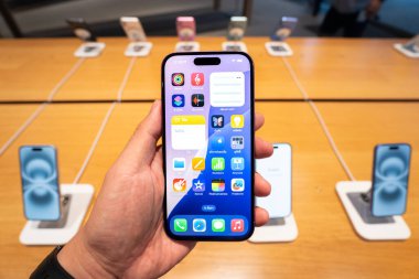 Apple Store 'da Elle Tutma iPhone 16