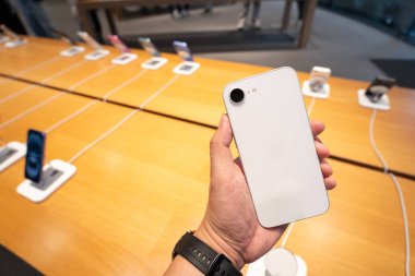 Apple yeni akıllı telefon iPhone 16 'yı piyasaya sürüyor. iPhone 16e Bir Apple Mağazası Orta Dünya 'da