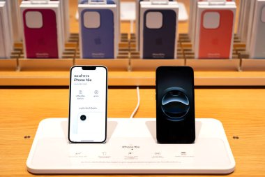 Apple yeni akıllı telefon iPhone 16 'yı piyasaya sürüyor. iPhone 16e Bir Apple Mağazası Orta Dünya 'da