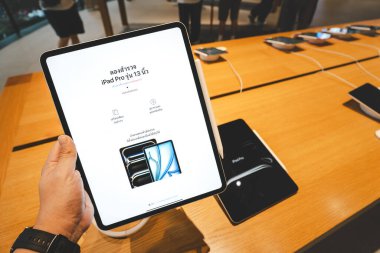 Apple Store Modern Teknoloji Alışveriş ve Ürün Vitrininde Müşteri Elleri iPad Pro 13 inç.
