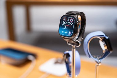 Apple Watch Ultra 2. Bir kahraman nesnesi tanıtım için Apple Watches Ultra 2 'yi sunar.