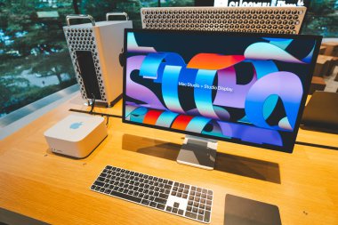 Apple Store 'da M2 MAX veya M2 Ultra ve Apple Studio Explay çipli yepyeni MAC Studio.