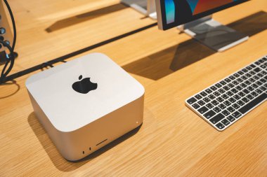 M2 MAX veya M2 Ultra çipli yepyeni MAC Stüdyosu Perakende Mağazasında.