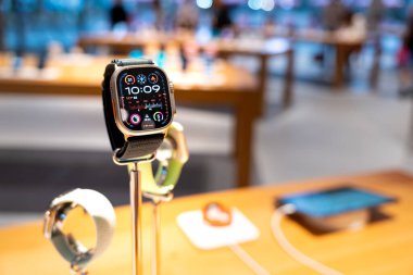 Apple Watch Ultra 2. Bir kahraman nesnesi tanıtım için Apple Watches Ultra 2 'yi sunar.