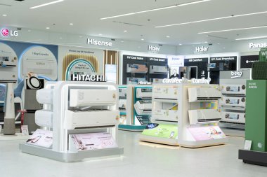 Alışveriş merkezinde sergilenen klimalar var. Sessiz Alışveriş Merkezi Klima Satıyor. Düşük Tüketici Harcama.