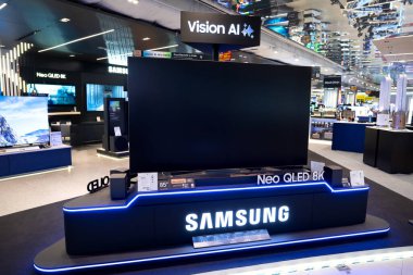 Samsung NEO QLED 8K Vision AI Smart TV Bir mağaza penceresinde.