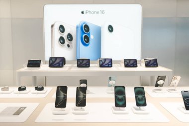 iPhone 16 Serisi. iPhone 16 'nın yanı sıra iPhone 16 Pro, Pro, Plus ve iPhone 16' yı bir mağazada karşılaştırma ve test etme