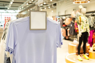 Askıda Renkli Tişörtler ve Modern Moda Mağazası İçi Boş İmza.