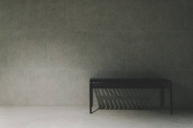 Karanlık Taş Duvara Karşı Minimalist Benç Modern İçişlerinde Gölge Desenli