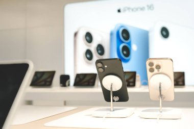 iPhone 16 Serisi. iPhone 16 'nın yanı sıra iPhone 16 Pro, Pro, Plus ve iPhone 16' yı bir mağazada karşılaştırma ve test etme
