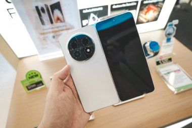 Mağazada N5 demo görüntüsü bul. Modern cep telefonu teknolojisi kavramı