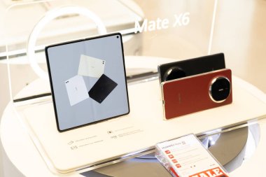 HUAWEI Mate X6, Huawei Mağazasında müşteri deneyimi için demo.