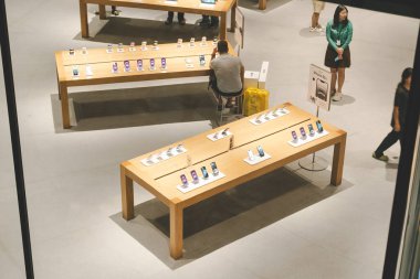 Central World alışveriş merkezindeki Apple Store binası. Burası Tayland 'daki 2..
