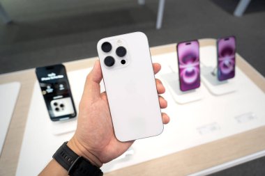  iPhone 16 Pro Max bir mağazada sergileniyor. iPhone 'u en fazla 16 pro ve iPhone' un arkasını gösteriyor.