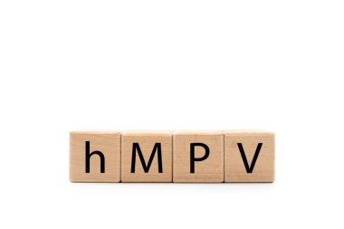 Beyaz zemin üzerinde HMPV harfleri olan tahta blok. Boşluğu ve kırpma yolunu kopyala. Tıbbi konsept. İnsan metafnömovirüs konsepti.