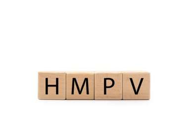 Beyaz zemin üzerinde HMPV harfleri olan tahta blok. Boşluğu ve kırpma yolunu kopyala. Tıbbi konsept. İnsan metafnömovirüs konsepti.