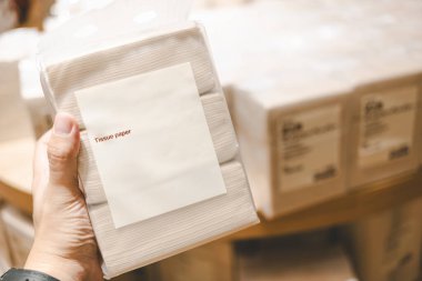 Bambu mendil kağıdı. Çevre dostu, daha yeşil bir gelecek için yumuşak ve sürdürülebilir alternatifler. Bir yığın kahverengi kağıt mendil..