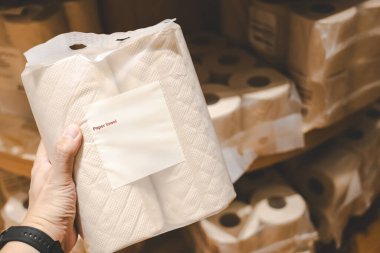 Bambu kağıt havlu rulosu. Çevre dostu, daha yeşil bir gelecek için yumuşak ve sürdürülebilir alternatifler. Bir yığın kahverengi kağıt mendil..
