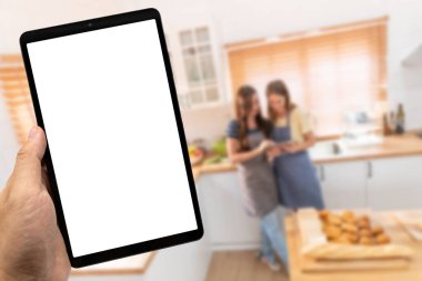 Mutfakta Boş Ekran ile Mockup Tablet. Sağlıklı yaşam tarzı, yemek uygulamaları veya evdeki modern teknoloji ile ilgili kavramlar için idealdir..