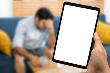 Arka planda Stresli Adam olan boş Tablet Ekranı. Çevrimiçi Terapi, Telekomünikasyon ve Akıl Sağlığı kavramı. Dijital konsültasyonlar ve uzak sağlık teknolojisinin duygusal etkileri.