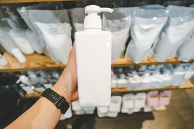 Plastik atıkları azaltmak için Boş Doldurma Şişesi. Yeniden doldurmak için sabun ya da şampuan. Doldurmak için plastik şişeler. Sıfır Atık Yaşam Tarzında Sabun ve Şampuan İçin Yeniden Kullanılabilir Şişeler.