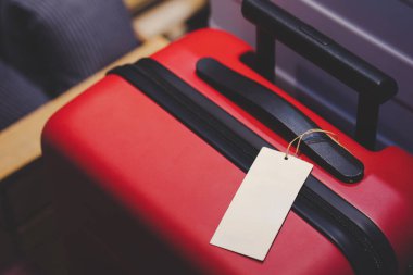 Kırmızı bavul ve boş bavul. Seyahatler, tatiller, iş seyahatleri ve yeni maceralar. Seyahat acenteleri, rezervasyon platformları ya da paketleme ve seyahat hazırlıklarıyla ilgili makaleler için mükemmel..