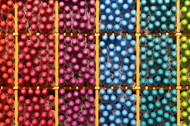 Renkli kalemler şebeke şeklinde dizilmiş. özgeçmiş, eğitim, ofis malzemeleri veya kırtasiye tasarım kavramları için ideal.